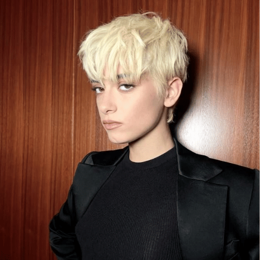 Is Short Hair in Style 2024 Woman?