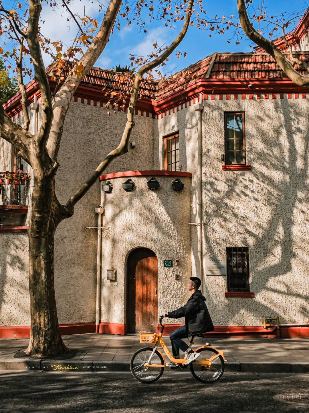 What are the best areas for a stroll in Shanghai?