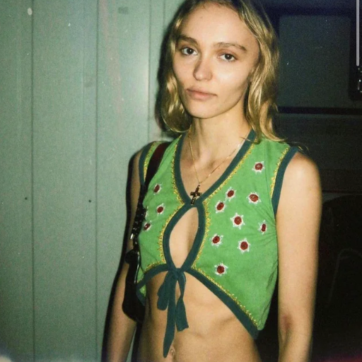 What can we learn from Lily-Rose Depp's weight loss experience?