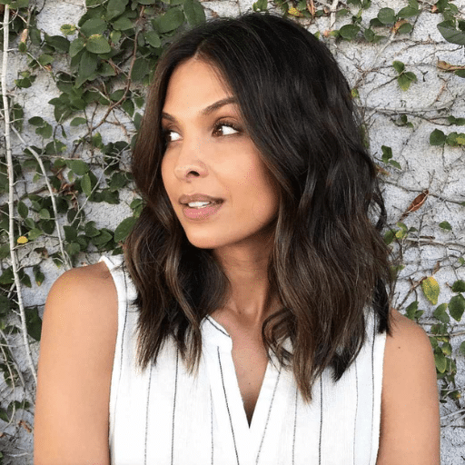 What are some versatile medium-length cuts for wavy hair