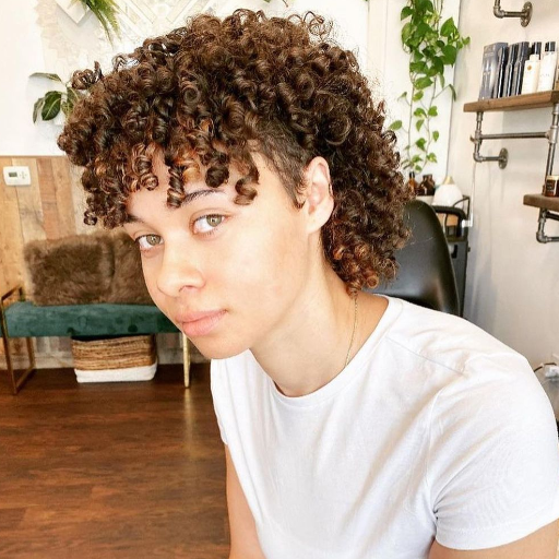 What Are the 8 Best short haircuts for curly hair?